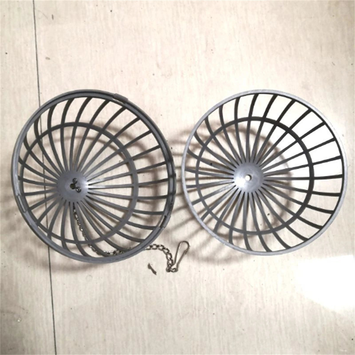 Small Pets Grass Ball Holder Stainless Steel/Plastic Rabbit Guinea Pig  Dutch Pig Grass Rack Ball Can Be Hung On a Feeding Rack